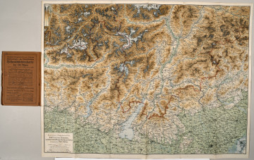 Mapa papierowa, składana, kolorowa. W lewym dolnym rogu nazwa regionu i legenda. Po lewej stronie widoczna część okładki mapy.