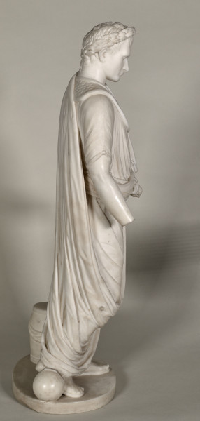 Marmurowy posążek przedstawia stojącego Napoleona jako Rzymianina: ubranego w tunikę i obszerną togę. Bok prawy