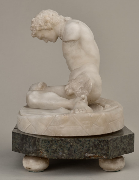 Umierający Gal. Posążek alabastrowy przedstawia śmiertelnie ranionego nagiego Gala siedzącego na tarczy, z trudem opierającego się na prawej ręce, z głową opadającą na piersi. Obok rannego leżą miecz i złamana trąbka. Bok lewy