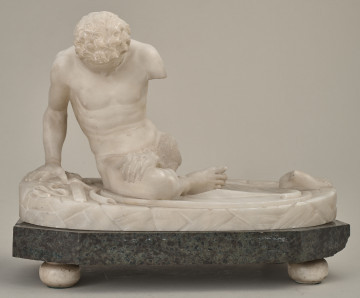 Umierający Gal. Posążek alabastrowy przedstawia śmiertelnie ranionego nagiego Gala siedzącego na tarczy, z trudem opierającego się na prawej ręce, z głową opadającą na piersi. Obok rannego leżą miecz i złamana trąbka.