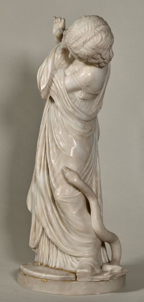 Dziewczynka z gołębiem. Posążek alabastrowy przedstawia stojącą dziewczynkę z przechyloną w lewo głową, ubraną w chiton i płaszcz, przyciskającą lewą ręką do piersi osłoniętego końcem szaty gołębia, chroniąc go przed atakiem pełzającego po jej nodze węża. Bok lewy