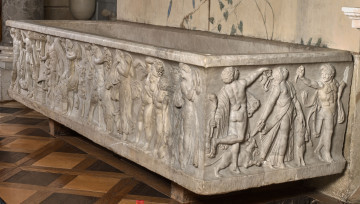 Sarkofag marmurowy z przedstawieniem orszaku dionizyjskiego. Widoczny parkiet w dwóch kolorach. Widok od strony wąskiego boku.