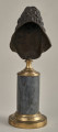 Jean de la Fontaine. Brązowe, miniaturowe popiersie przedstawia go w starszym wieku, w peruce. opiersie ustawione jest na podstawie złożonej z brązowego, złoconego cokoliku, cylindrycznego, marmurowego trzonu (brak metalowego łańcuszka) i brązowej, złoconej bazy. Tył