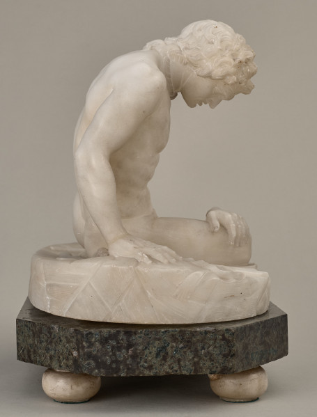 Umierający Gal. Posążek alabastrowy przedstawia śmiertelnie ranionego nagiego Gala siedzącego na tarczy, z trudem opierającego się na prawej ręce, z głową opadającą na piersi. Obok rannego leżą miecz i złamana trąbka. Bok prawy