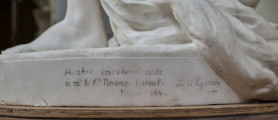 Diana. Marmurowy posąg. Fragment z podpisem francuskiego rzeźbiarza Prospera d`Epinay`a.