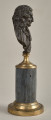 Jean de la Fontaine. Brązowe, miniaturowe popiersie przedstawia go w starszym wieku, w peruce. opiersie ustawione jest na podstawie złożonej z brązowego, złoconego cokoliku, cylindrycznego, marmurowego trzonu (brak metalowego łańcuszka) i brązowej, złoconej bazy. Bok prawy