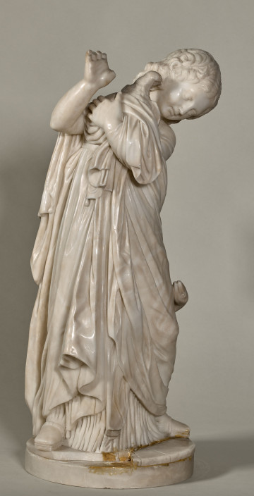 Dziewczynka z gołębiem. Posążek alabastrowy przedstawia stojącą dziewczynkę z przechyloną w lewo głową, ubraną w chiton i płaszcz, przyciskającą lewą ręką do piersi osłoniętego końcem szaty gołębia, chroniąc go przed atakiem pełzającego po jej nodze węża.