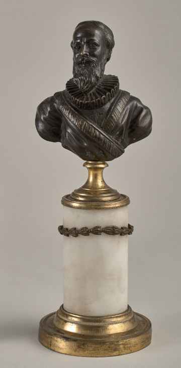 Maximilien de Béthune de Sully. Brązowe, miniaturowe popiersie przedstawia go w starszym wieku. Popiersie ustawione jest na podstawie złożonej z mosiężnego cokoliku, marmurowego, cylindrycznego trzonu ujętego metalowym łańcuszkiem i mosiężnej bazy. Przód