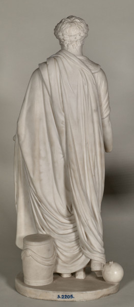 Marmurowy posążek przedstawia stojącego Napoleona jako Rzymianina: ubranego w tunikę i obszerną togę. Tył