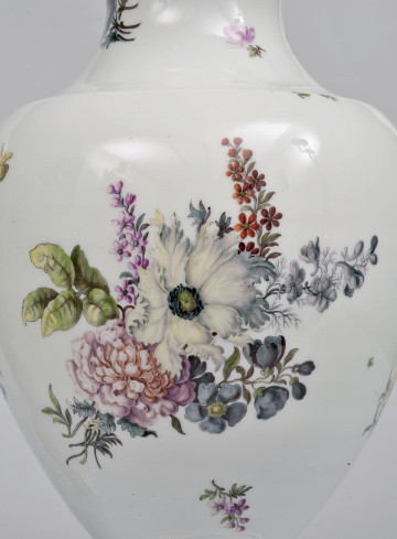 fragment strony wazonu z wiązanką z pierzastym kwiatem