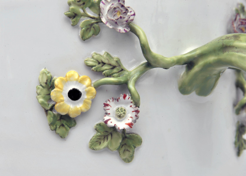 fragment dekoracji roślinnej przy miejscu osadzenia ucha naczynia