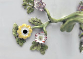 fragment dekoracji roślinnej przy miejscu osadzenia ucha naczynia