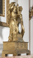 Zegar kominkowy wykonany z brązu złoconego, którego dekoracyjna obudowa przedstawia postaci mitologiczne Dianę trzymającą łuk i Apollina z lirą opartych na prostopadłościennej obudowie werku, która została umieszczona na postumencie w typie sarkofagu, wspartym na czterech prostopadłościennych nóżkach. Bok lewy od przedniej strony