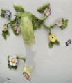 ucho naczynia w formie wygiętej gałązki z drobnymi listkami i kwiatkami