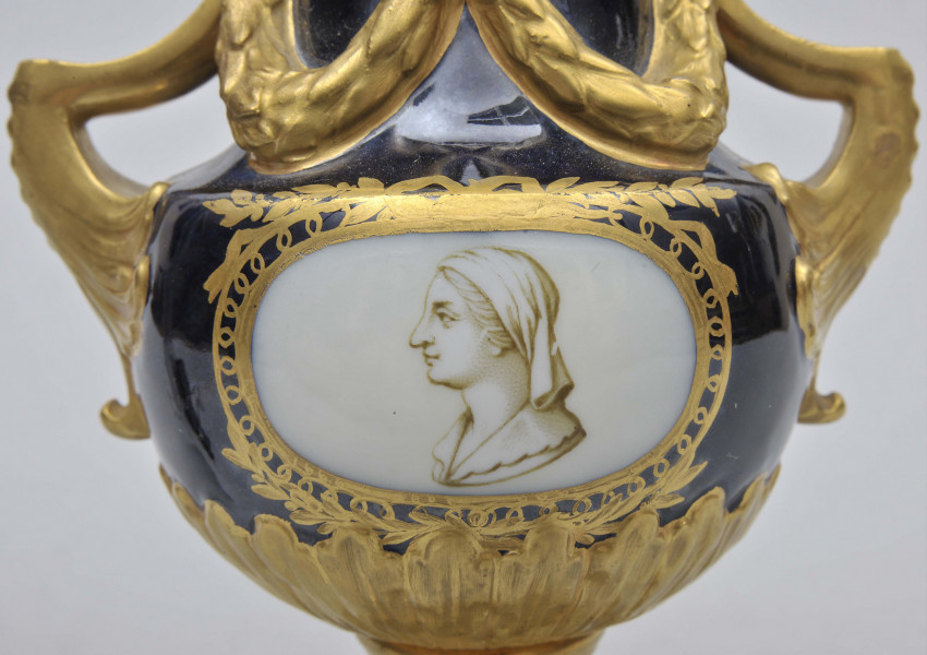 fragment brzuśca awersu - antykizowana głowa kobieca z włosami przysłoniętymi chustą - w lewym profilu