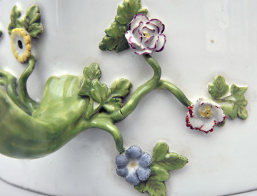 fragment ucha naczynia i dekoracji z drobnych listków kwiatków