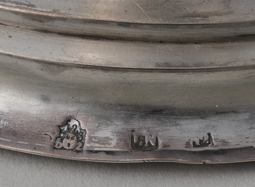 Fragment stopy kielicha maszalnego z widocznymi znakami złotnika LN i datą 1862