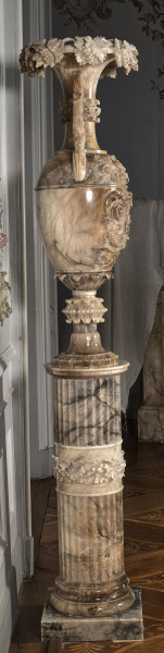 Wazon alabastrowy bogato rzeźbiony motywami roślinnymi na kolumnie