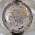 Dzbanek na wino ze szkła kryształowego i srebra. Fragment nakrywy z widocznym monogramem RP i koroną dziewięciopałkową