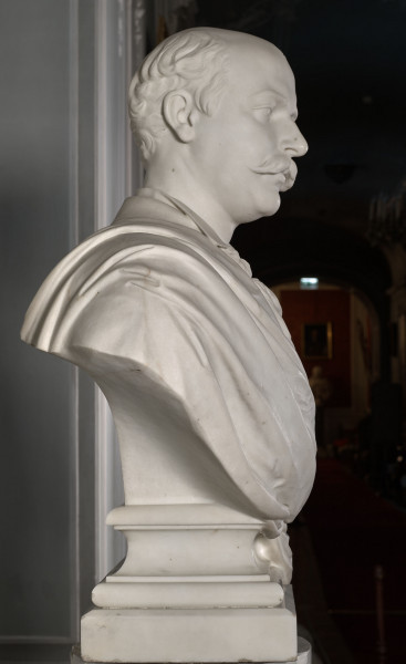 Marmurowe popiersie Mikołaja Szczęsnego Potockiego. Przedstawia ono dojrzałego mężczyznę, z głową zwróconą w trzech czwartych w prawo, łysiejącego, o owalnej twarzy o drobnych rysach, z wąsami. Bok lewy