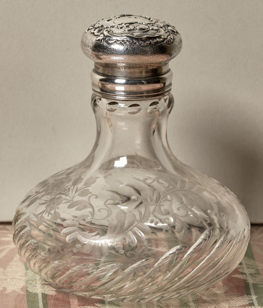 ﻿Flakonik ze szkła kryształowego ze srebrnym, zdobionym korkiem. Jedno z ujęć