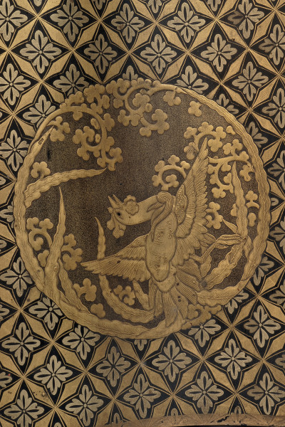 detal - dekoracja z motywem feniksa, znajdująca się na daszku
