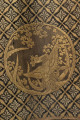 detal - dekoracja z motywem feniksa, znajdująca się na daszku