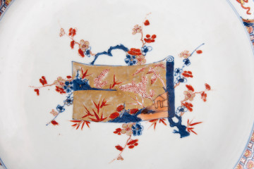detal - dekoracja w centralnej części dna talerza: rysunek zwoju, na którym przedstawiono pejzaż, otoczony gałęziami kwitnącej śliwy