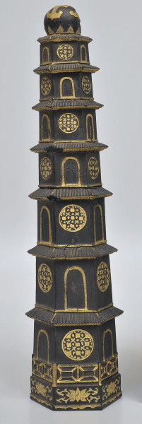 chińska pagoda pokryta złoceniami - ujęcie całościowe
