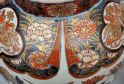 detal - dekoracja kwiatowa, znajdująca się w miejscu łączenia szyjki z brzuścem