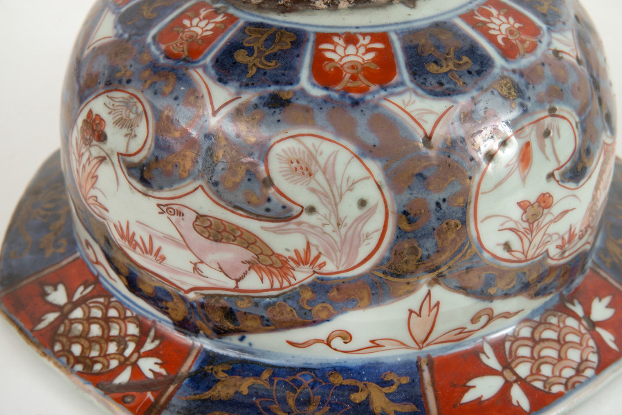 detal - dekoracja z ptakiem, malowana na pokrywie