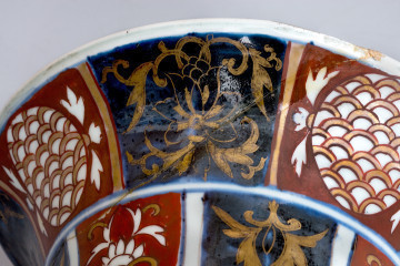 detal - dekoracja na zewnętrznej stronie wylewu: przemiennie pas czerwonych i niebieskich rezerw, na których występują motywy geometryczne i roślinne