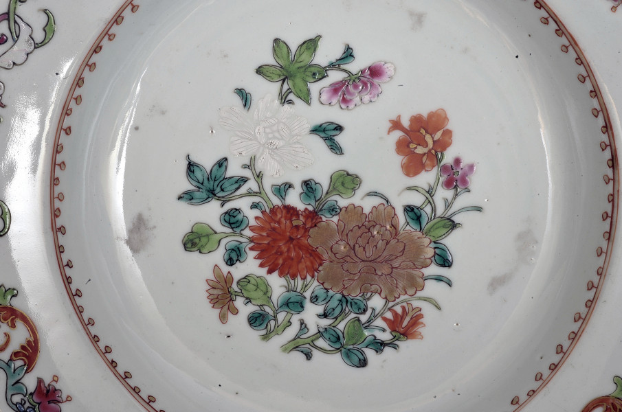 detal - dekoracja roślinna i ornament w centralnej części