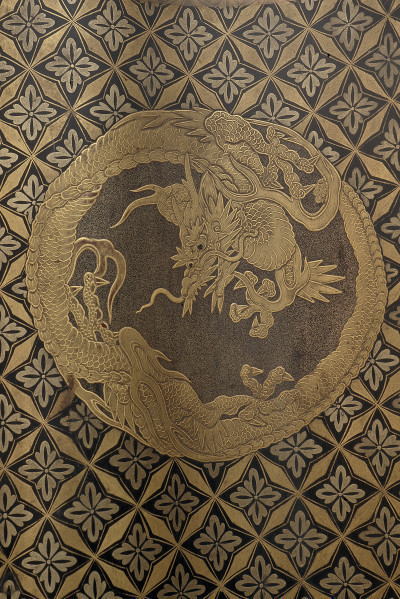 detal - dekoracja z motywem smoka, znajdująca się na daszku