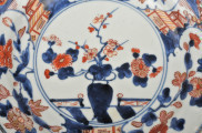 detal - dekoracja kwiatowa w centralnej części talerza