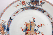 detal - dekoracja w centralnej części dna talerza: rysunek zwoju, na którym przedstawiono pejzaż, otoczony gałęziami kwitnącej śliwy; ornament i dekoracja na kołnierzu