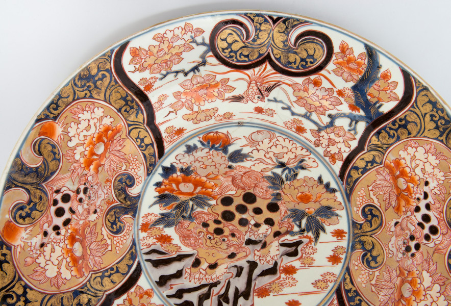 detal - dekoracja w centralnej części dna talerza: pies FO (shishi) na skale wśród kwiatów peonii oraz ornament i dekoracja na kołnierzu