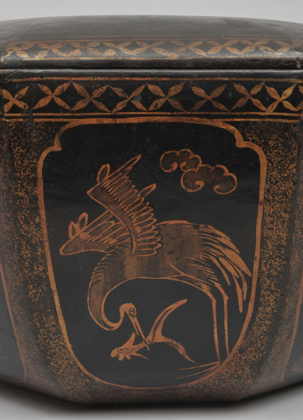 detal - dekoracja z motywem ptaka (strona pierwsza)