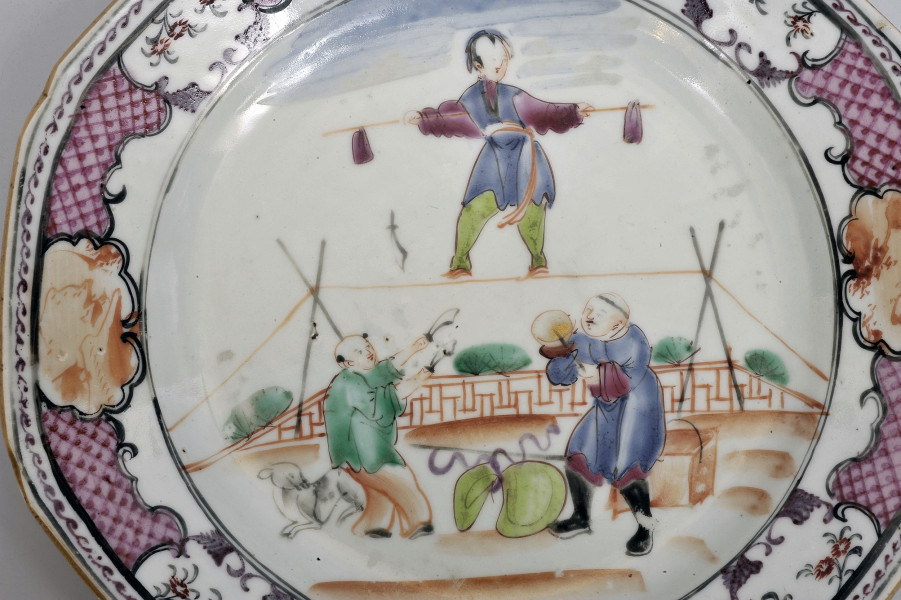 detal - dekoracja w centralnej części talerza: scena figuralna przedstawiająca żonglera, linoskoczka i muzykanta