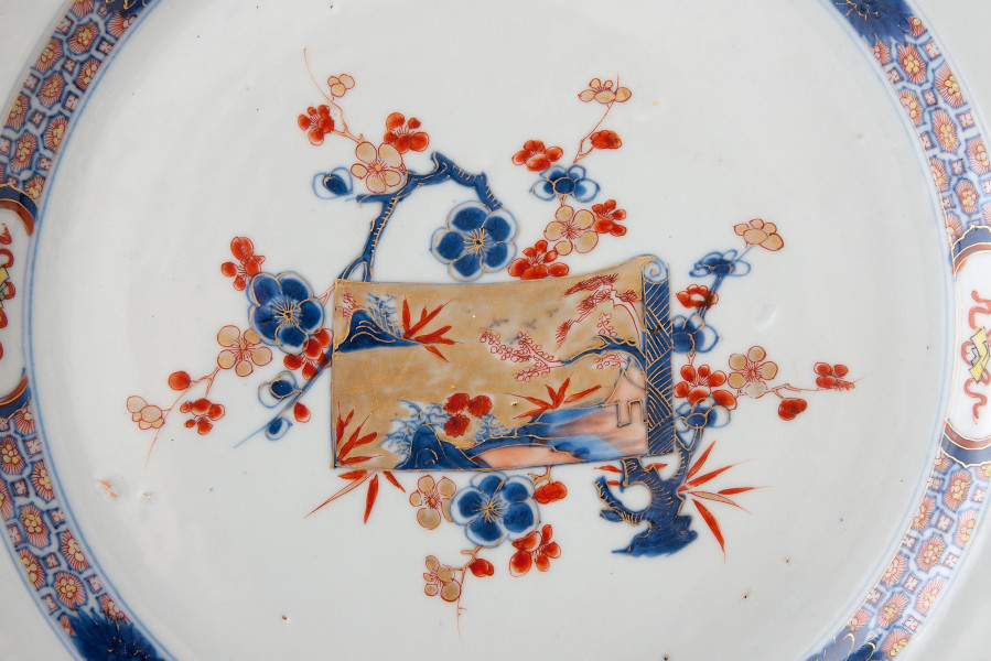 detal - dekoracja w centralnej części dna talerza: rysunek zwoju, na którym przedstawiono pejzaż, otoczony gałęziami kwitnącej śliwy