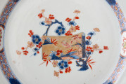 detal - dekoracja w centralnej części dna talerza: rysunek zwoju, na którym przedstawiono pejzaż, otoczony gałęziami kwitnącej śliwy