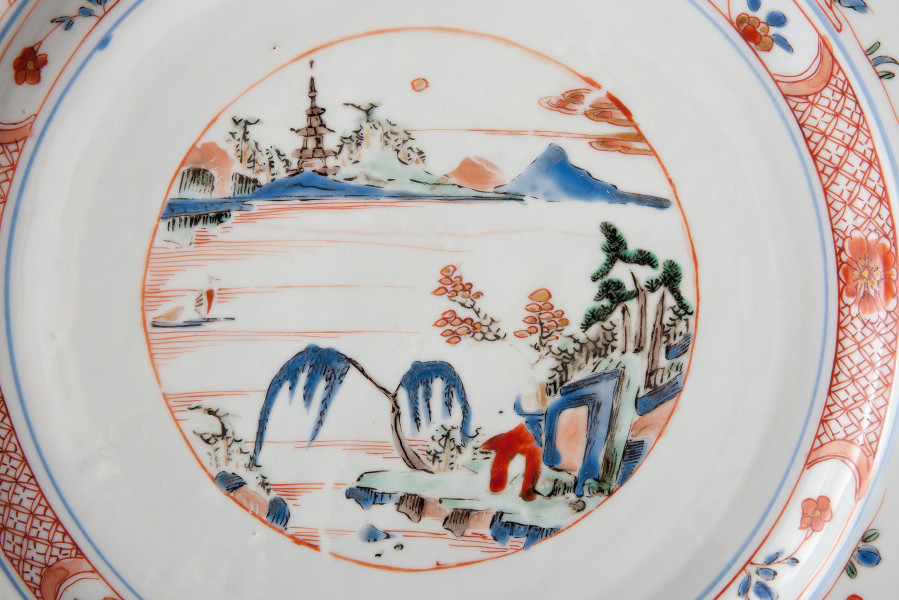 detal - dekoracja w centralnej części dna talerza: w kole krajobraz przedstawiający zatokę wśród skalistych brzegów porośniętych drzewami z pagodą na drugim planie