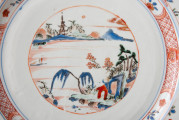detal - dekoracja w centralnej części dna talerza: w kole krajobraz przedstawiający zatokę wśród skalistych brzegów porośniętych drzewami z pagodą na drugim planie