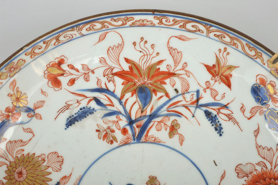 detal - dekoracja roślinna i ornament na brzegu talerza