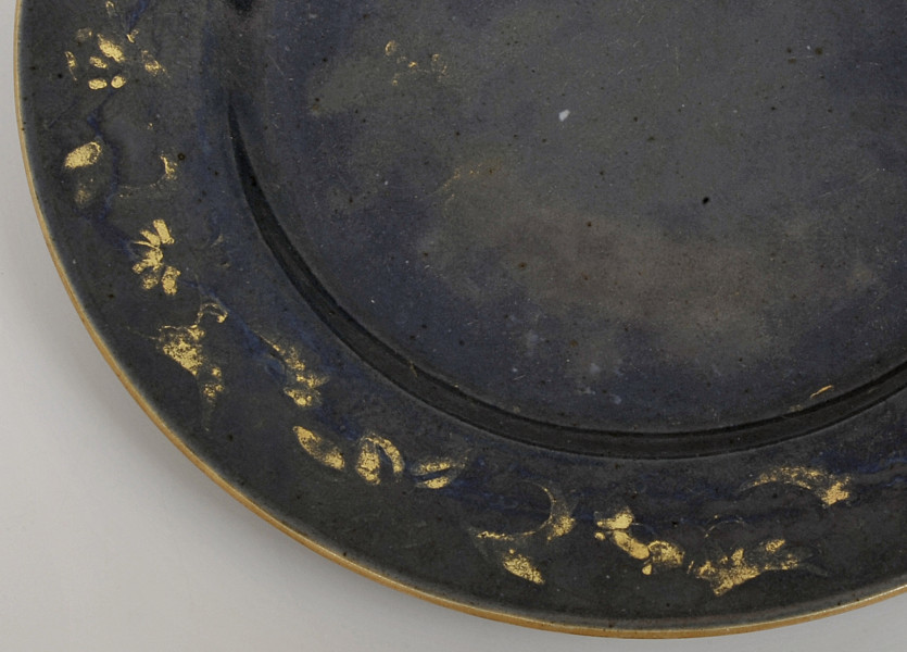 detal - dekoracja roślinna, znajdująca się na dnie kołnierzu talerza