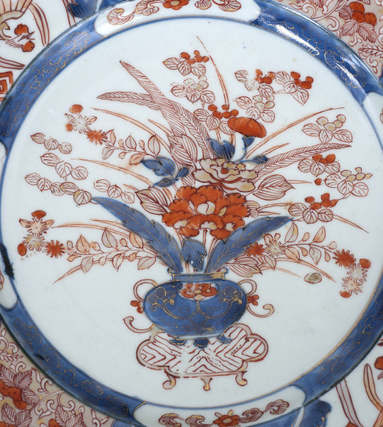 detal - dekoracja kwiatowa w centralnej części talerza