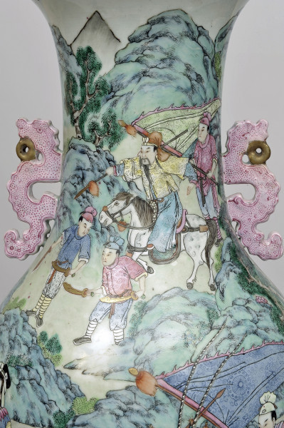 detal - szyjka z dekoracją figuralną oraz uchwytami w formie smoków (strona pierwsza)