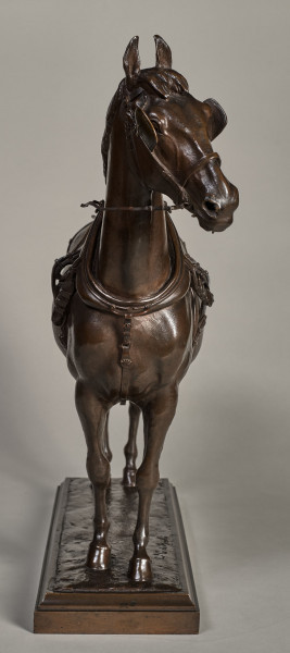 Rzeźba brązowa konia w uprzęży na płaskim postumencie.Przód