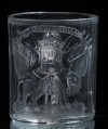 Kubek  szklany z herbem Ludwika XIV. Strona z herbem. Na ciemnym tle.