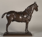 Rzeźba brązowa konia w uprzęży na płaskim postumencie.Bok lewy